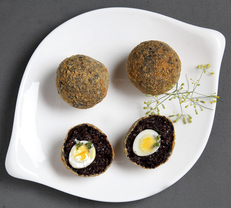 Arancino di Riso Nero con uova di quaglia  e tartufo nero 
