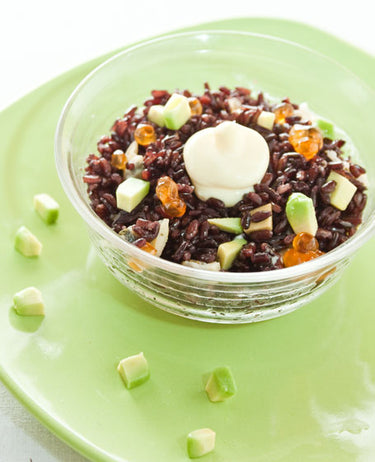 Arroz negro, ostras, aguacate y mayonesa de yogur 