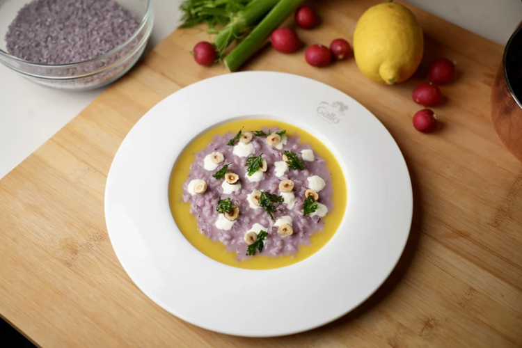 Risotto rosa con patate allo zafferano, fonduta di pecorino, prezzemolo fritto e nocciole 
