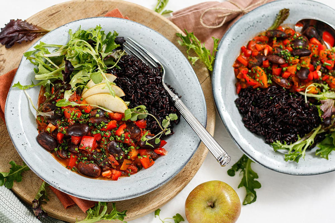 Veganes Käferbohnengulasch mit Paprika und schwarzem Reis 