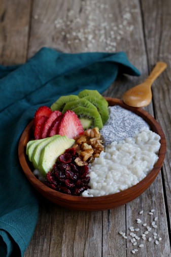 PORRIDGE DE RIZ AU LAIT D’AMANDE, GRAINES DE CHIA ET FRUIT FRAIS