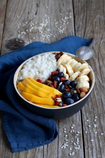 PORRIDGE DE RIZ AU LAIT DE COCO, BANANES, MYRTILLES ET MANGUE